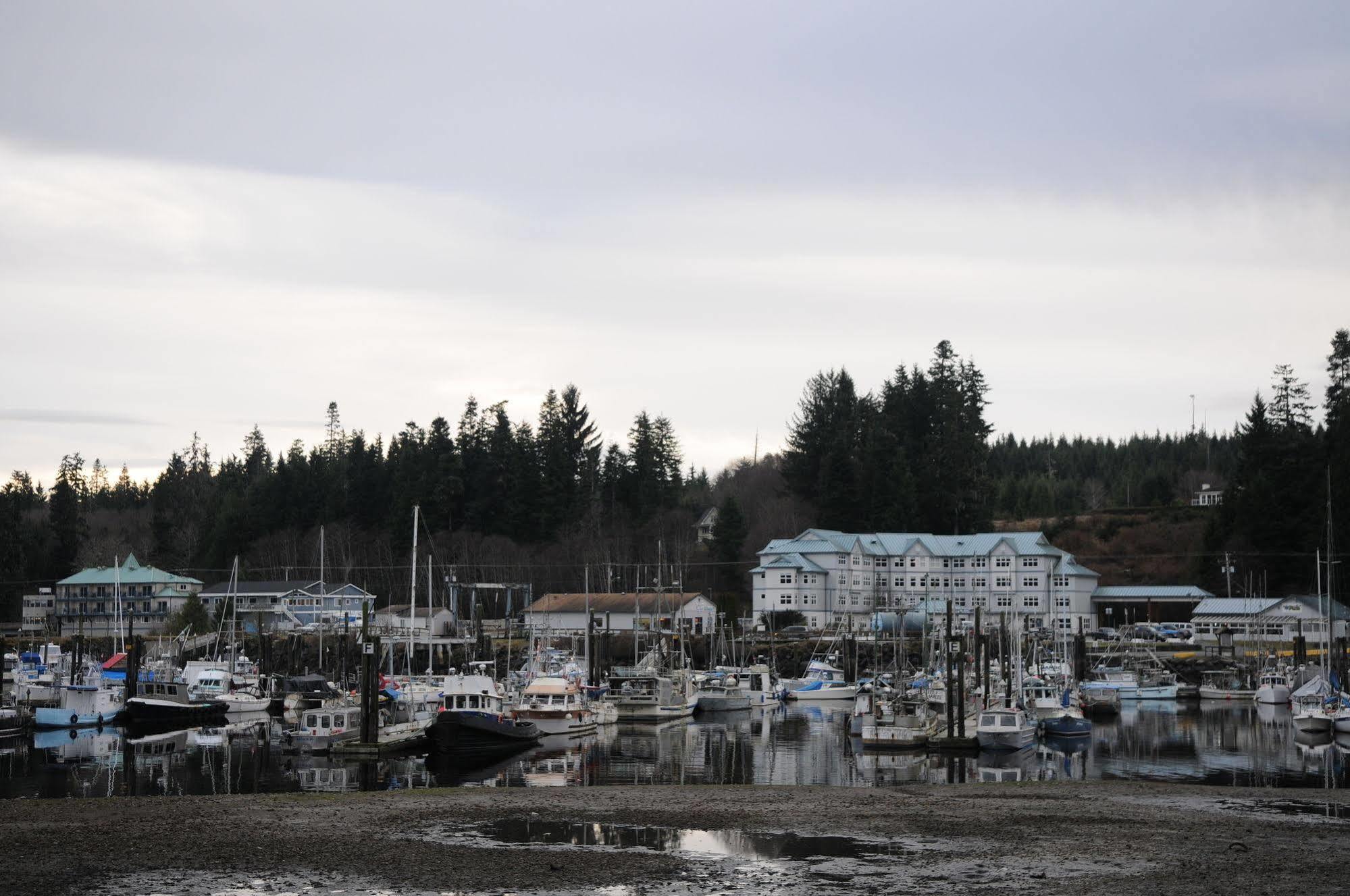 Quarterdeck Inn Port Hardy Exterior photo