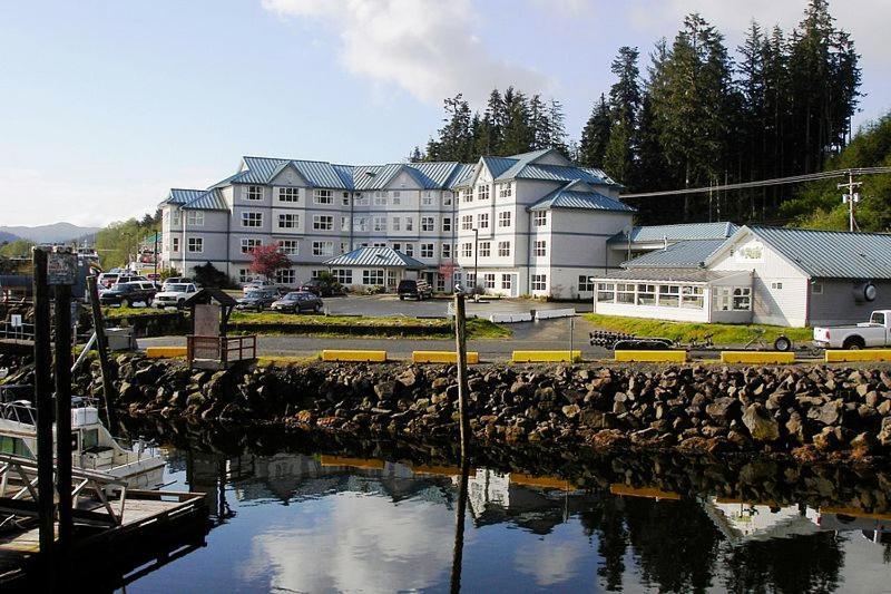 Quarterdeck Inn Port Hardy Exterior photo